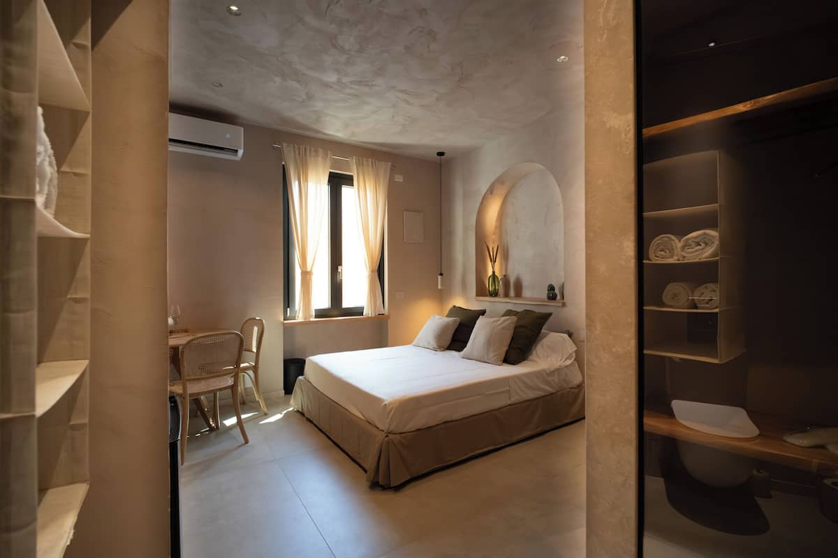 Kahden hengen comfort-huone, oma kylpyhuone, kaupunkinäköala | Kannettavalle tietokoneelle sopiva työtila, pimennysverhot, äänieristys