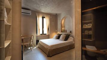 Comfort-dobbeltværelse - privat badeværelse - byudsigt | Arbejdsområde til bærbare computere, mørklægningsgardiner, lydisolering