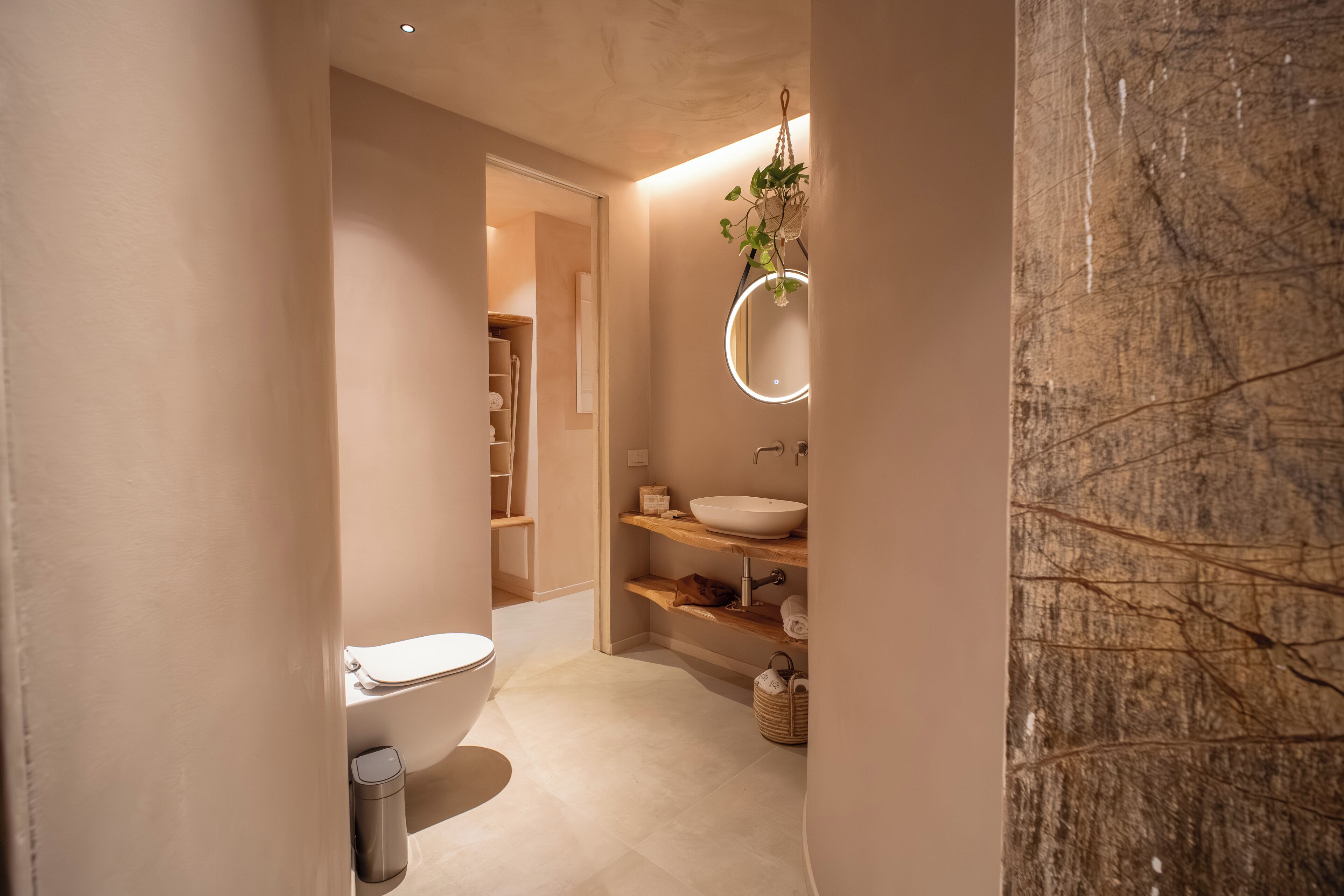 Chambre Double Supérieure, salle de bains privée, vue ville | Salle de bain | Douche, sèche-cheveux, chaussons, serviettes fournies