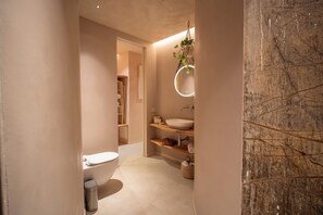 Habitación doble superior, baño privado, vista a la ciudad | Baño | Regadera, secadora de cabello, pantuflas, toallas 