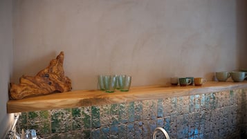 Chambre Confort double, salle de bain privée, vue sur la ville | Intérieur