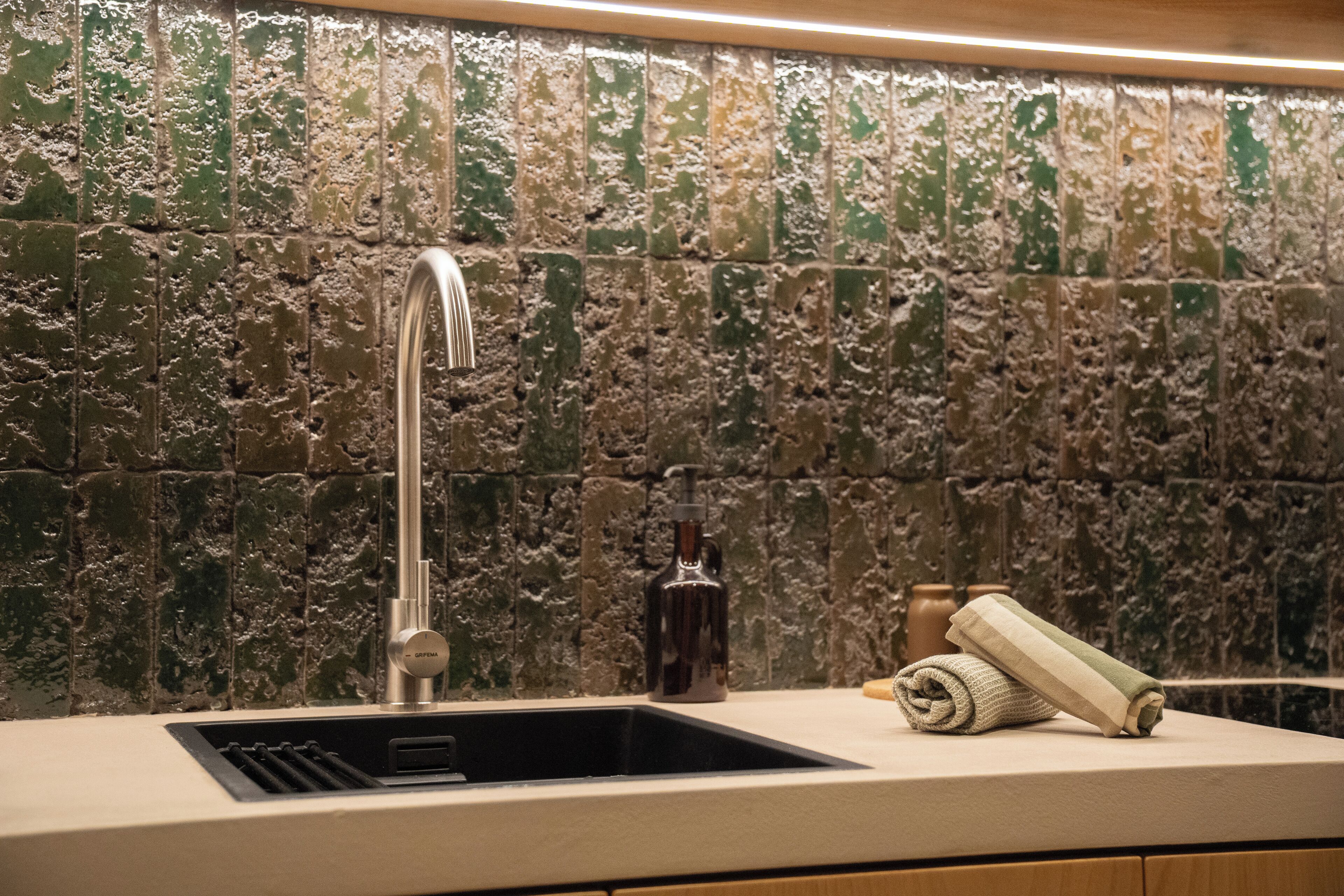 Chambre Confort double, salle de bain privée, vue sur la ville | Salle de bain | Douche, séchoir à cheveux, serviettes fournies, savon