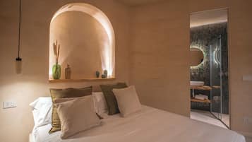 Espacio para trabajar con laptop y cortinas blackout