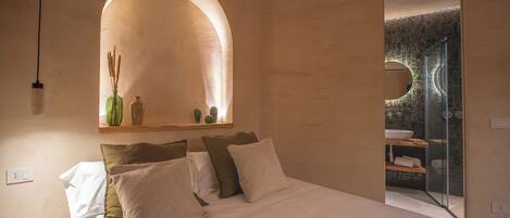 Kahden hengen comfort-huone, oma kylpyhuone, kaupunkinäköala | Kannettavalle tietokoneelle sopiva työtila, pimennysverhot, äänieristys