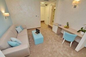 Suite junior, balcón, vista a la montaña | Área de sala de estar | Televisión LCD de 42 pulgadas con canales vía satélite 