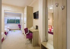 Familierom, fjellutsikt | Individuelt dekorert, skrivebord og strykejern/-brett