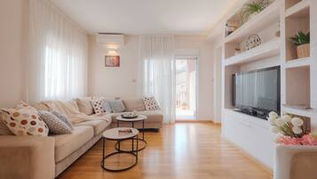 Apartamento conforto, 2 quartos, vista para a cidade | Área de estar | TV LCD 27 polegadas com canais via satélite