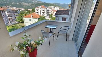Superior tweepersoonskamer, balkon | Buiten dineren