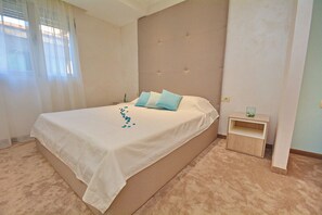 Suite junior, balcón, vista a la montaña | Decoración personalizada, escritorio y espacio para trabajar con laptop 