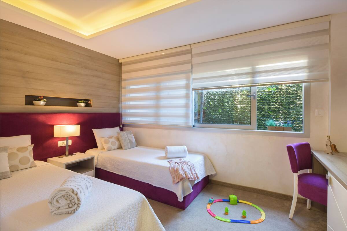 Family Room, Mountain View | Desk, laptop workspace, iron/ironing board, free WiFi