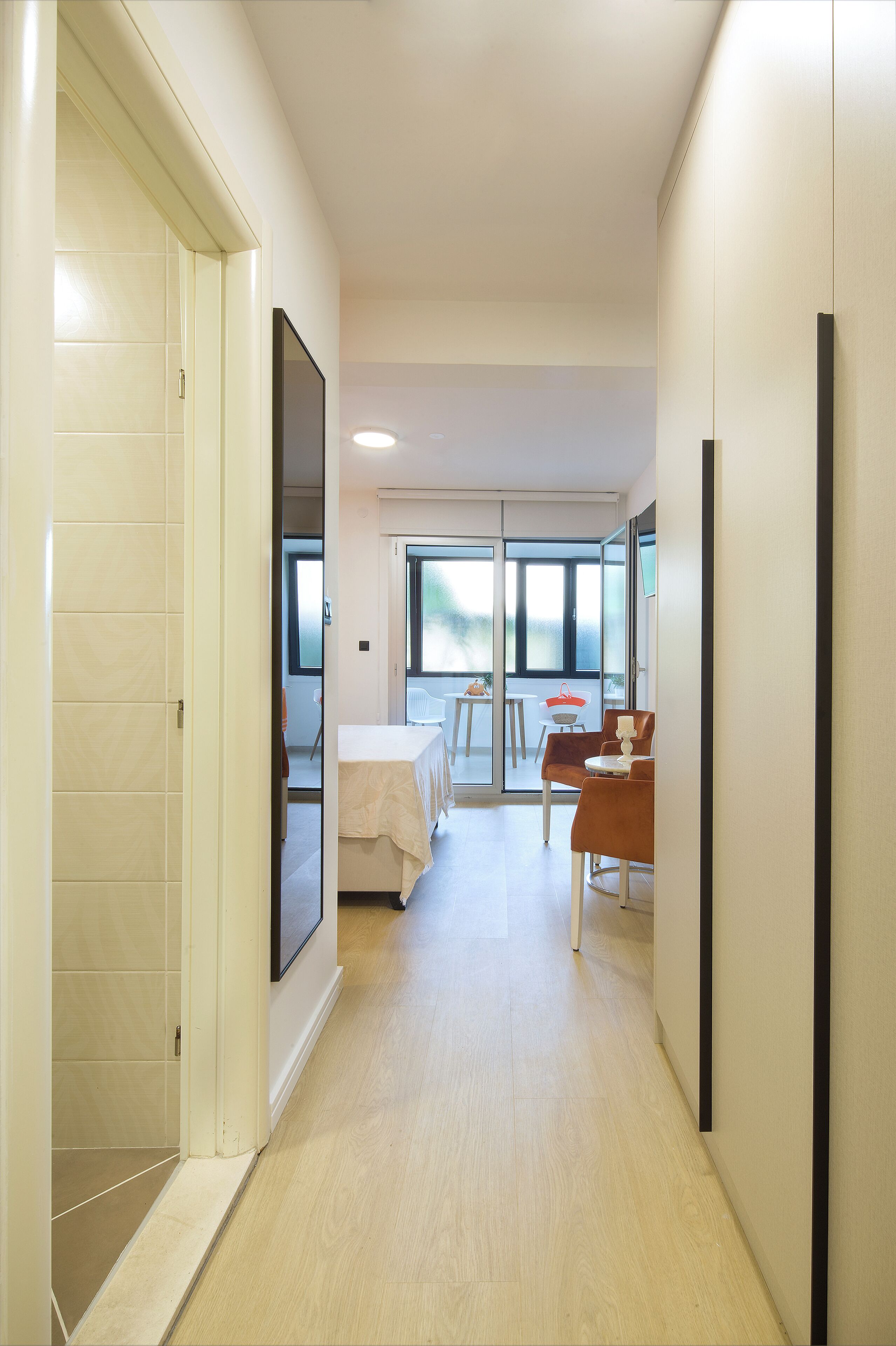 Individuelt dekorert, skrivebord og strykejern/-brett