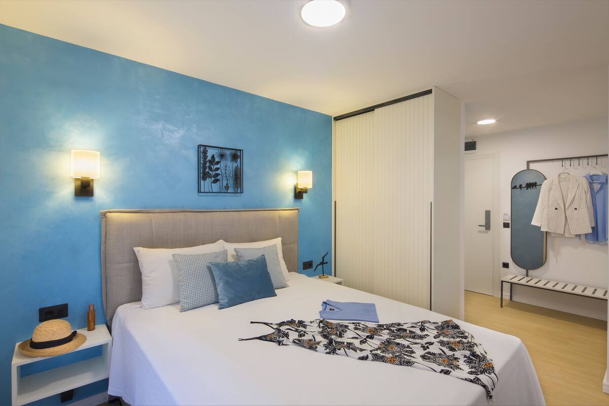 Comfort Studio | Desk, laptop workspace, iron/ironing board, free WiFi