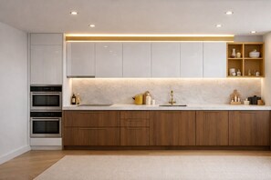 Private kitchen - Chic & Elegant Covent Garden Home| Central London (London)