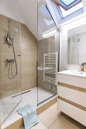 Dusche, Whirlpool, Haartrockner, Bidet