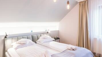 6 bedrooms, iron/ironing board, WiFi, bed sheets