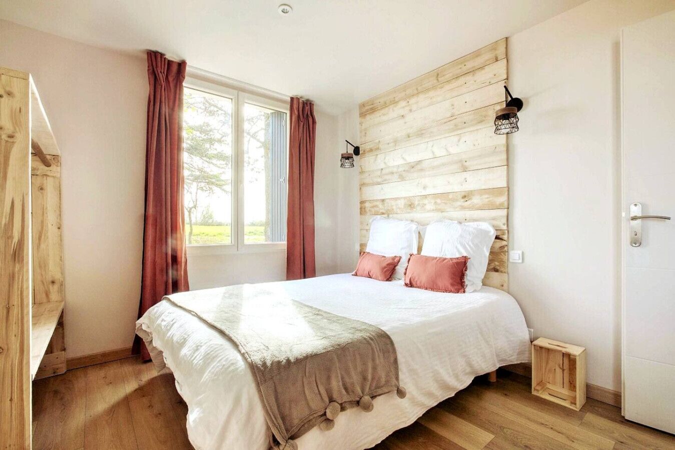 Bureau, fer et planche à repasser, lit parapluie, Wi-Fi