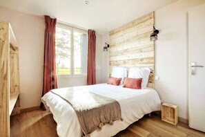 Een bureau, een strijkplank/strijkijzer, reisbedje, wifi