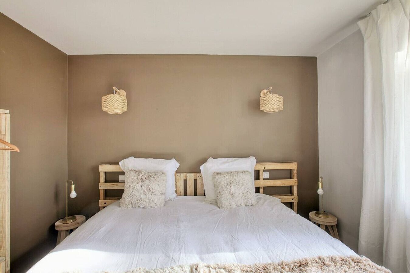 Schreibtisch, Bügeleisen/Bügelbrett, Reisekinderbett, WLAN