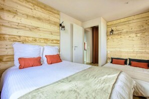 書桌、熨斗/熨衫板、可攜式嬰兒床、Wi-Fi