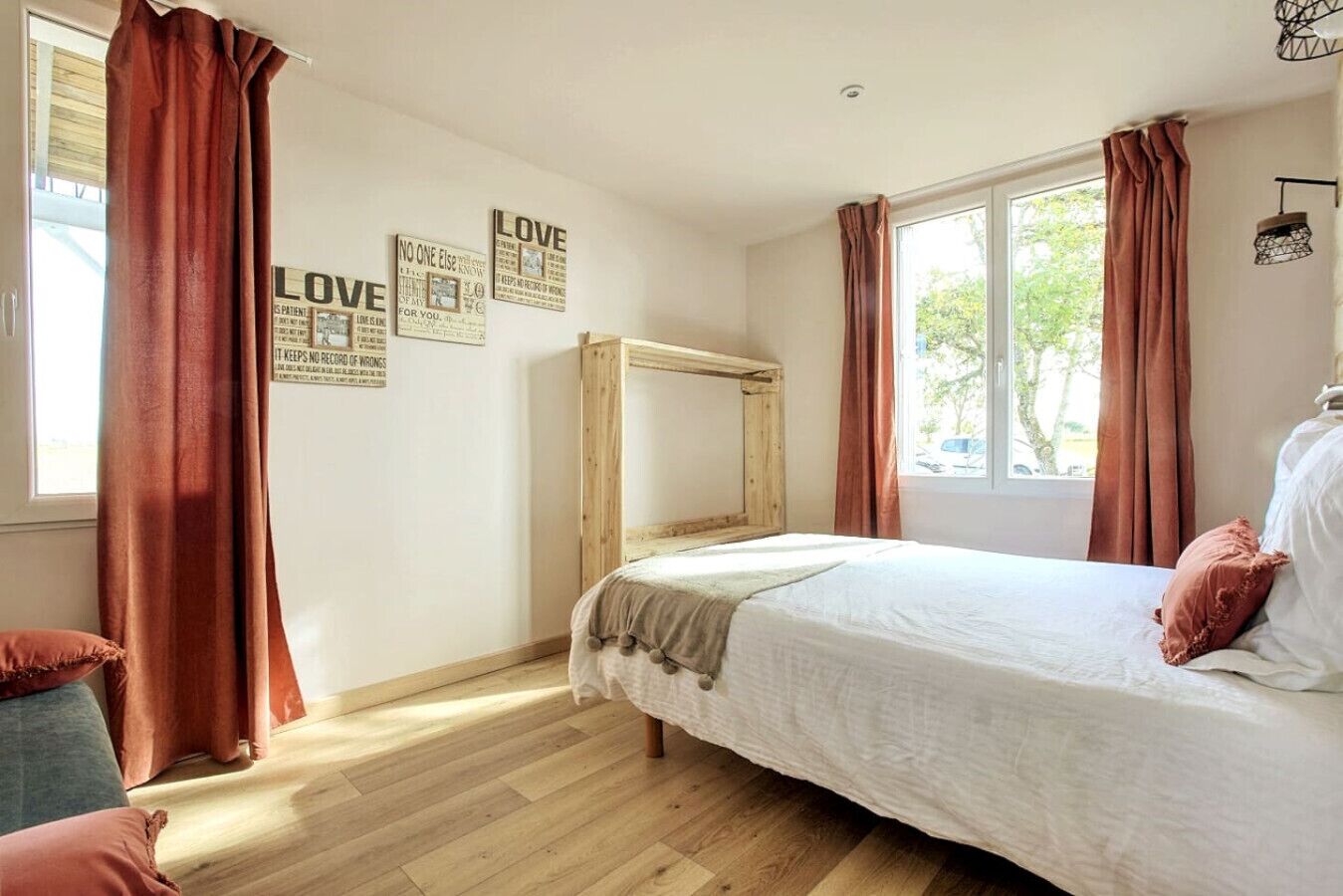 Bureau, fer et planche à repasser, lit parapluie, Wi-Fi