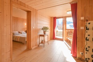 2 bedrooms, iron/ironing board, bed sheets - Apartment in Chalet L'Albert with Mountain View, Balcony and Private Terrace (Manigod)