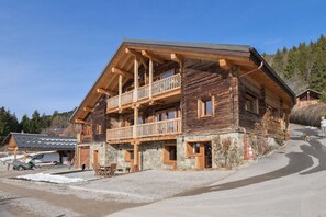 Exterior - Apartment in Chalet L'Albert with Mountain View, Balcony and Private Terrace (Manigod)
