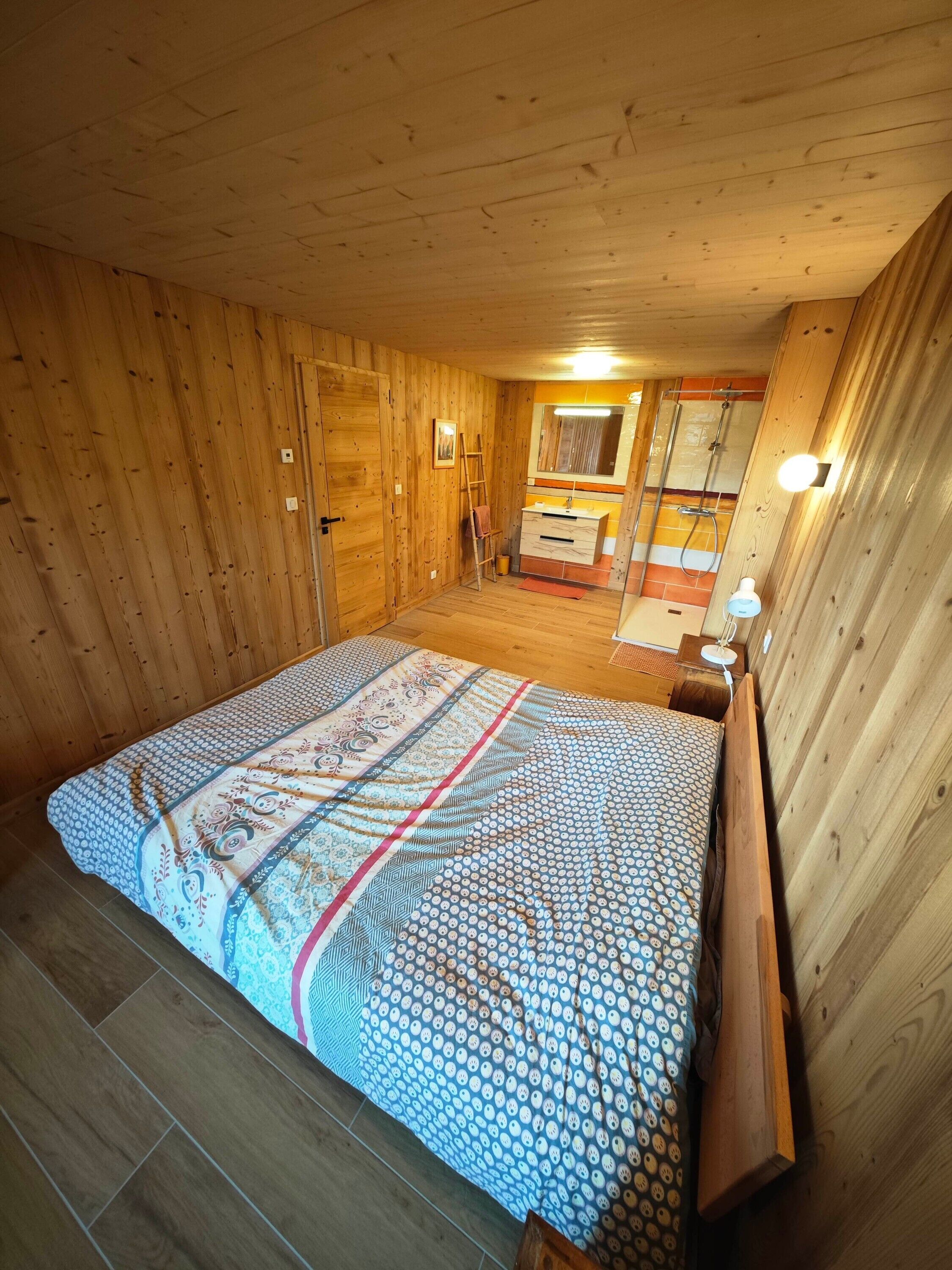 Iron/ironing board, bed sheets