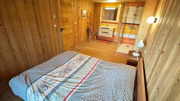 Iron/ironing board, bed sheets