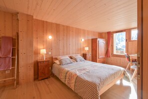 Tabla de planchar con plancha y ropa de cama