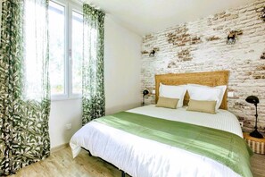 Een bureau, een strijkplank/strijkijzer, reisbedje, wifi