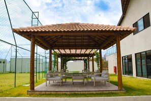Outdoor dining - Flat Le Jamalu Praia de Carneiros, 400m from the sea and close to Acquaventura Park. (Tamandaré)