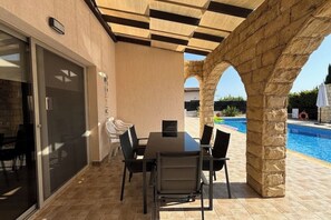 Outdoor dining - Villa Imperial: Private Pool, Sea Views, Gardens (Pegeia)
