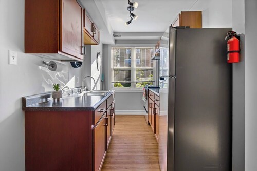 Rhoda's Place - Roomy 2 Bedroom/ Private Backyard/ Steps to Downtown, Laundry
