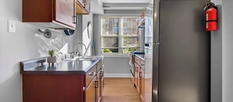 Rhoda's Place - Roomy 2 Bedroom/ Private Backyard/ Steps to Downtown, Laundry