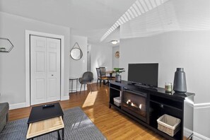 Smart TV - Rhoda's Place ~ Roomy 2 Bedroom/ Private Backyard/ Walk to Downtown (St. John's)