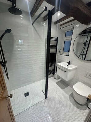 Dusche, Haartrockner, Handtücher, Toilettenpapier