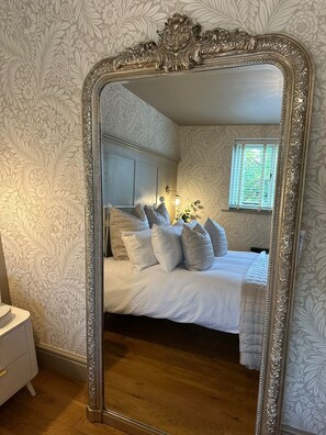 Tabla de planchar con plancha, wifi y ropa de cama 