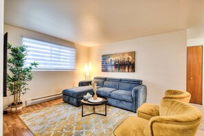 Living area - Spacious 2BR in MTL with included parking spot (Montréal)