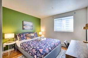 Desk, iron/ironing board, WiFi, bed sheets