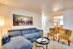 Living area - Spacious 2BR in MTL with included parking spot (Montréal)