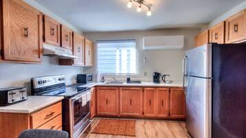 冷蔵庫、電子レンジ、オーブン、コンロ