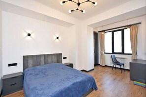 2 Schlafzimmer, Schreibtisch, Bügeleisen/Bügelbrett, Reisekinderbett