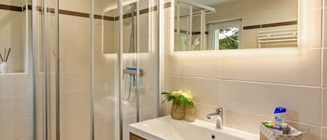 Shower, hair dryer, towels