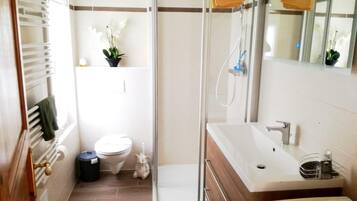 Een douche, een haardroger, handdoeken