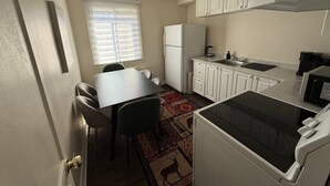 Kaffetrakter/tekoker, kjøleskap, ovn og kokeplater