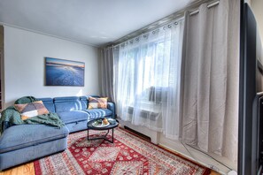 TV - Delightful Style & Comfort in Montreal! Sleeps 4! (Montreal)