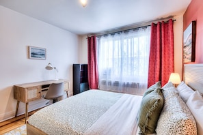 Desk, iron/ironing board, WiFi, bed sheets - Delightful Style & Comfort in Montreal! Sleeps 4! (Montreal)