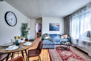 Dining - Delightful Style & Comfort in Montreal! Sleeps 4! (Montreal)