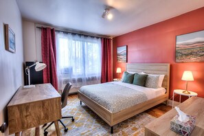 Desk, iron/ironing board, WiFi, bed sheets - Delightful Style & Comfort in Montreal! Sleeps 4! (Montreal)
