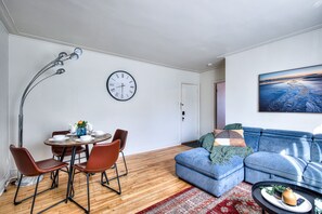 TV - Delightful Style & Comfort in Montreal! Sleeps 4! (Montreal)
